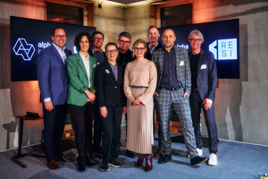  Gruppenbild der Impulsgeber des Fachdialogs zum Thema „Wie viel Nachhaltigkeit kann mein Immobilienprojekt leisten?“ zur Einweihung der RESI. Von links nach rechts: Sebastian Hölzlein, Bauherr und Alpha IC Geschäftsführer, Daniela Merkenich, Senior Project Manager bei der Alpha IC, Dr. Daniel Häußermann, Mitglied des Management Boards HWP Handwerkspartner GmbH, Prof. Dr.-Ing. Regina Zeitner, HTW Berlin, Christian Pohl, Architekt und Mitinhaber hehnpohl architektur bda Münster, Britta Birkner, Partnerin Alpha IC GmbH, Jan Hesse ,Partner Alpha IC GmbH, Martin Jaromin, Senior Consultant Alpha IC GmbH, Richard Weller, Geschäftsführer Alpha IC GmH.  