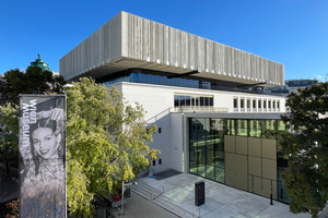  Das Wien Museum am Karlsplatz in Wien wurde aufwendig saniert und erweitert. Die neue Architektur verbindet auf innovative ­Weise alte und neue Elemente. Neuer Blickfang ist der über dem Bestandsbau schwebende Betonkubus, der die Ausstellungsfläche nahezu verdoppelt.  