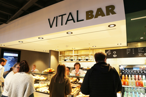 Im Betriebsrestaurant erhalten die Mitarbeitenden von 8 bis 17 Uhr durchgehend Snacks und kleinere Speisen an der Vitalbar. 