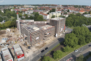  Jede Phase eines Projektes – von der Projektentwicklung, über Planung, Bau bis hin zu Inbetriebnahme und Betrieb – lässt Informationen in das BIM-Modell einfließen. 