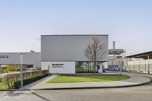  Auf einer Fläche von rund 15.500 m² wurde das Werk um zwei Produktionshallen, eine Logistikhalle, um technische Werkstätten, Lagerräume und Sozialräume erweitert. ­Darüber hinaus die bestehende Gasturbine aus Werk 1 in das Werk 2 verlagert und ­implementiert.  