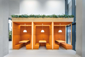  Neben einem großzügigen Loungebereich schaffen funktionale Arbeits- und Lunchtische und kleinere Sitzbereiche ein vielfältiges Aufenthaltsangebot.  