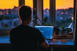  Besonders gerne nutzen Cyberkriminelle  ungepatchte Schwachstellen der Geräte, oder unsichere Identitäten, bei denen zum Beispiel nach wie vor die werkseitigen Passwörter verwendet werden.  