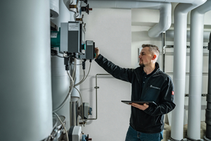  Wer gezielt in die Bestandssanierung investiert, etwa in die Verbesserung technischer Anlagen, senkt nicht nur den Energieverbrauch und den CO₂-Ausstoß, sondern schützt auch den Wert der Immobilie und senkt die Betriebskosten.  
