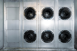  Sollte einer der Ventilatoren ausfallen, wird die Drehzahl der übrigen erhöht, sodass die Luftleistung stets gleich bleibt. Das macht diese Lösung besonders zuverlässig für kritische Anwendungen. 