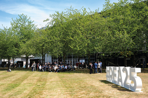  Ein „Hauch von Expo Real“ lag in der Luft: Bei bestem Wetter wurde auch vor den Messehallen munter genetzwerkt. 