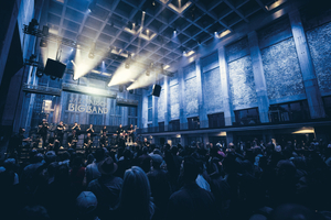  Das Bergson Kunstkraftwerk verfügt über ein Jazz-Ensemble und ein klassisches Ensemble, die regelmäßig mit befreundeten Musikern der Kulturszene erweitert werden. Gemeinsam gestalten sie ein vielfältiges Programm, das von Klassik bis zu experimentellen Jazzklängen reicht. Mit „Vivace“, einem eigens für den Konzertsaal im Neubau komponierten Stück, wird die innovative Akustiktechnologie des Raumes eindrucksvoll inszeniert. 