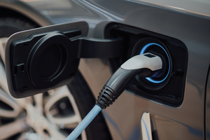  Seit dem 13. April 2024 sind europaweit geänderte Regeln für neu errichtete Elektroauto-Ladestationen in Kraft getreten, wie durch die europäische Alternative Fuels Infrastructure Regulation (AFIR) vorgesehen.  