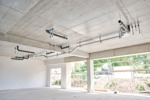 Im Bauabschnitt H wurde auf sieben Geschossen erstmals ein neues Entwässerungssystem eingesetzt, das   alle Baubeteiligten durch seine optimierte Strömungsführung, bei den Platzeinsparungen, der Installationszeit und beim Materialbedarf überzeugte.  
