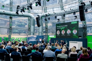  Eine der Panel-Diskussionen“: hier diskutierten die Panel-Teilnehmer angeregt die Themen „Nachhaltigkeit im Fokus – Herausforderungen und Chancen für den Immobiliensektor“ 