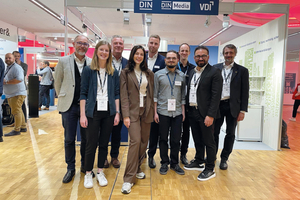  Vertreter des Konsortiums für die DIN SPEC 9155 auf der BIM World Munich 2024. V.l.n.r.: Oliver John, Plandata, Sharina Alves, Jade-Hochschule, Dr. Christof Duvenbeck, RIB IMS, Nina Königshofer, Moocon, Malon Heideloff, Danz FM, Nikita Kretschmar, DIN, Benze Zobor, Graphisoft, Mahmut Tümkaya, CAFM-Ring/ Piepenbrock, Dr. Thomas Liebich, Building Smart/AEC3. 
