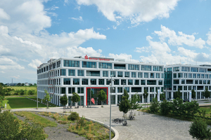 Der Hauptsitz der Berliner Sparkasse befindet sich seit Juni 2024 im modernen Neubaukomplex 'Square 1' in Berlin-Johannisthal.  