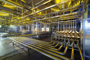  Die Tanks mit Umschaltventilen werden an der Decke in unterschiedlichen Farben illuminiert, die sich jeweils auf die darin gelagerten Biere beziehen (untergärig, obergärig und alkoholfrei). 