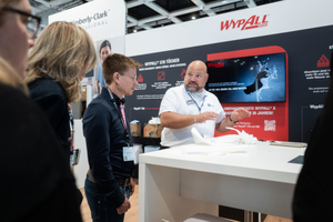  Kimberly-Clark Professional stellte in Berlin neue Reinigungslösungen, wie die überarbeiteten 'WypAll X70' und 'WypAll X80'-Wischtücher, die Spenderkollektion 'ICON' und das Recyclingprogramm 'ReNew' vor. 