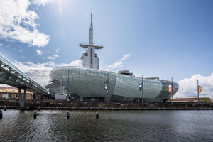  Mit seiner einzigartigen Architektur, die an ein Schiff erinnert, das in den Havenwelten anlegt, zieht das Klimahaus Bremerhaven alle Blicke auf sich. Im Innern befindet sich mehr als ein Museum – das Klimahaus Bremerhaven bietet eine weltweit einzigartige Wissens- und Erlebniswelt zu den Themen Klima, Klimawandel und Wetter. 