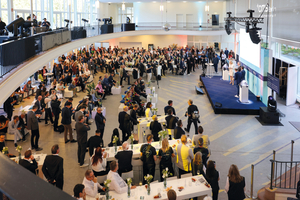  Insgesamt 63 Unternehmen hatten ihre Innovationen eingereicht. In den sechs Kategorien wurden jeweils drei von ihnen nominiert. Beim Eröffnungsabend der CMS Berlin 2025 wurden gestern vor rund 280 geladenen Gästen die sechs Gewinner gekürt. 