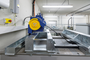  ...und der neue getriebeloser Antrieb mit Umrichter sowie und Netzrückspeiseeinheit.  