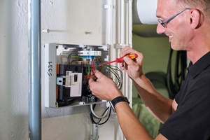  Fachbetriebe können ein Sensorsystem im Heizungskeller einfach nachrüsten und damit relevante Betriebsparameter wie Vor- und Rücklauftemperaturen, Schalt­zyklen, Temperaturverläufe, Legionellenschaltungen oder Pumpenaktivitäten ­erfassen.  