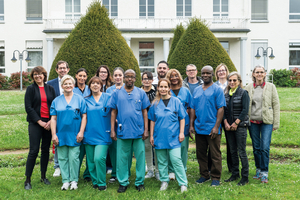  Seit April 2025 zuständig für alle Reinigungsaufgaben an der Universitätsmedizin Mainz: die Reinigungsspezialist:innen der S.UM GmbH, einer eigenständigen Tochtergesellschaft der UM. Gründungspartner ist der Facility-Management-Dienstleister Sodexo, Co-Geschäftsführende sind Dr. Daniela Stiegel (Universitätsmedizin Mainz, ganz links) und Sven Müller-Winter (Sodexo, 2. v. l.). 