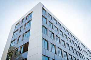  Auf sechs Geschossen bietet das nach den Grundsätzen ökologischer Bauweise errichtete Bürogebäude 7.300 m² Brutto-Grundfläche. Als Ergebnis eines umfassenden Nachhaltigkeitskonzepts mit Elementen wie einer optimalen Isolation und dem Einsatz innovativer PV-Technologie auf rund 1.300 m² Fläche erfüllt das Platinum die Kriterien eines Energie-Plus-Gebäudes.  