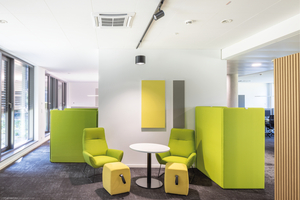 Eine stilvolle Sitzgruppe und farblich abgestimmten Wandabsorber Ecophon Akusto One – ein durchdachtes Zusammenspiel aus Funktionalität und Design. Die in ihrer ­Anmutung fugenlose Akustikdecke ‚Ecophon Focus Ds‘ nimmt sich gestalterisch ­unauffällig zurück. 