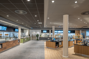  Die Akustikdecke Ecophon Focus A in der eleganten Farbe Dark Diamondsorgt für eine angenehme Raumakustik im geschmackvoll gestalteten Betriebsrestaurant und schafft eine Atmosphäre, in der sich die Mitarbeitenden rundum wohl fühlen. 