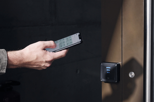  Die Auswahl an Identifikationsmedien – vom RFID-Clip über die PIN-Eingabe bis hin zur mobilen App – ermöglicht eine nutzer­freundliche Anwendung für alle Alters- und Zielgruppen.  