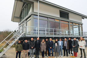  Die Projektgruppe von Fraunhofer IESE, NetApp, Universität der Bundeswehr München (UniBw M) und Siemens vor dem Test-Gebäude. 
