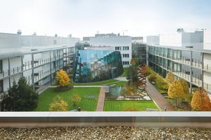  Das Frankfurter Innovationszentrum für Biotechnologie bietet hochflexible Infrastruktur mit modernen Büro- und Laborflächen. Hier Blick in den Innenhof. 