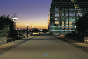  Ein ausgeklügeltes Lichtkonzept weist Mitarbeitern und Besuchern in den Abendstunden den Weg.   