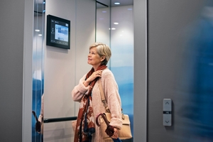  Moderne Aufzüge verbinden Nutzerkomfort mit digitaler Konnektivität und werden zunehmend Teil intelligenter Gebäudelogiken im Facility Management. 