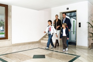  Im Neubau wie im Bestandsgebäude sorgen moderne Aufzugslösungen für kurze Wege, hohe Nutzerfreundlichkeit und eine effiziente Erschließung im Alltag. 