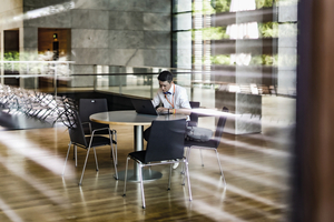  Digitalisierung bedeutet mehr als Software einzusetzen. Sie erfordert bewusste Grundsatzentscheidungen und einen Wandel in ­Organisation, Führung und Prozessen. 