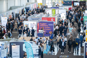  Projekte treffen auf Kapital – Kapital trifft auf Ideen, das will die REA den Besuchern bieten. Aber neue Rahmenbedingungen verändern Geschäftsmodelle, Kapitalflüsse und Risikobewertungen grundlegend. Immobilien werden zunehmend als Teil kritischer Infrastruktur verstanden – als Energie-Hubs, Datenträger und sicherheitsrelevante Assets. 