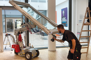  Der Fensterroboter ermöglicht eine körperlich entlastende, präzise und zügige Ausführung selbst bei großen und schweren Fensterelementen – auch im laufenden Betrieb.  