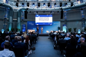  Hochkarätige Speaker und Branchenexpertinnen und -experten vertieften auf dem Aareon Summit auf dem EUREF-Campus Düsseldorf das Thema KI und Zukunftsfähigkeit. 