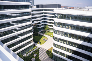  Im neuen Frankfurter Stadtgebiet Gateway Gardens, nahe dem Flughafen, ist auf einem 8.500 m² großen Grundstück der Gebäudekomplex „Flow“ entstanden. Die rund 37.000 m² Gesamtfläche werden zum Großteil mit einer Raumautomationslösung ­gesteuert.   