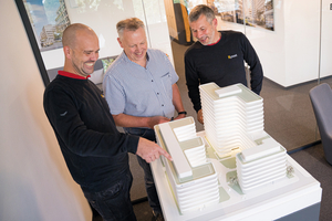  Benjamin Stumpf (links) und Stefan Gerdsen (rechts) vom Elektroanlagenbauer Kynast blicken gemeinsam mit Stephan Lampe vom Ausrüster Wago auf die Projektphase der Installation der Gebäudeautomatisierung zurück.  