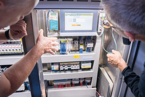  Blick in einen Schaltschrank: Die Integrations- und Schnittstellenplattform (ISP) sorgt dafür, dass die Daten und Steuerbefehle aus den verschiedenen Subsystemen über standardisierte Schnittstellen zusammengeführt und zentral verwaltet werden. Insgesamt acht ISP sind im Gebäudekomplex verbaut. 