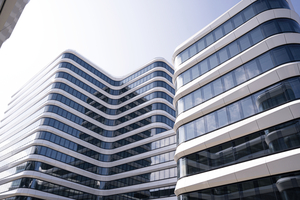  Das Europa-Center Gateway Gardens in Frankfurt ist ein moderner Bürogebäudekomplex aus zwei Gebäuden und einem dazu­gehörigen Campus in direkter Flughafennähe. Die Mietfläche der drei Unter- und sieben Obergeschosse und dem Hochhaus mit 14 Geschossen beträgt ca. 32.400 m². 