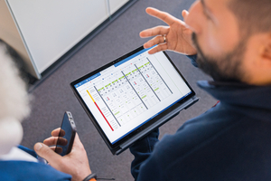  Parametrieren statt Programmieren: Die Inbetriebnahme mit der skalierbaren Raumautomationslösung findet ohne Programmieraufwand statt. In der Visualisierung werden Bereiche und Abschnitte individuell benannt und Pläne hinterlegt. So werden Netzwerkteilnehmer schnell gefunden und ihre Anforderungen transparent. Der Status von Jalousien oder Raumtemperaturen ist schnell einsehbar. 