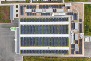 Das Flachdach als wesentlicher Bestandteil des Nachhaltigkeitskonzepts: Begrünt, in weiten Teilen mit Photovoltaik ausgerüstet sowie zahlreiche Oberlichter für natürliche Belichtung und Lüftung. 