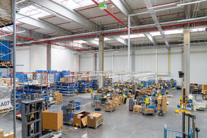 So sorgen Lichtbänder für die natürliche Belichtung der Lager- und Logistikhalle. 