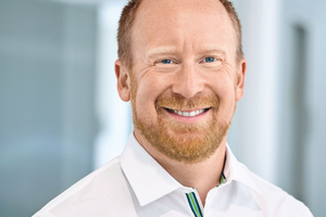  Ulrich Aschenbroich, Divisionsleiter Charging Infrastructure bei Phoenix Contact E-Mobility, betont die Bedeutung des neuen HPC-Megawatt-Ladesteckers 'Charx connect professional' für die Transformation des Nutzfahrzeugsektors. 