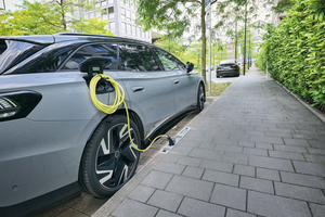  Ladebordsteine lassen sich platzsparend in den Bordstein ­integrieren. Sperrige Ladesäulen entfallen damit. 