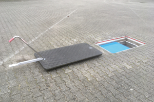  Mit einem Spezial-Aushebeeinheit lässt sich die Abdeckung durch lediglich eine Person öffnen. 