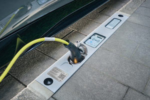  Die Nutzung des Bordsteins ist intuitiv. Der Ladevorgang erfolgt per App, QR-Code oder RFID-Charge-Karte. 