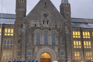  Während der EuroFM-Konferenz 2025 in Trondheim nahmen drei internationale Studententeams an der jährlichen Student Challenge teil, um zu untersuchen, wie das Facility Management aktiv zu einer nachhaltigeren Zukunft beitragen kann.  