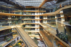  Architektur mit viel Transparenz, Tageslicht und inneren Verbindungen: die großen Atrien, Ausblicke, Treppen, Brücken, Galerien und Sichtbeziehungen schaffen Orientierung und fördern Bewegung. 