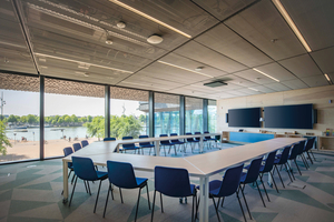  An den Decken aller offenen Büroflächen sowie in den Konferenzräumen sind multisensorische Präsenzmelder des Herstellers Esylux, integriert, die in das KNX-Gebäudeautomationssystem integriert sind.  